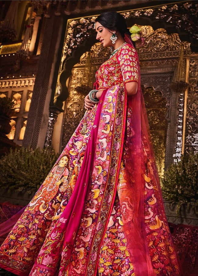 Untuk membuat Lukisan Jayasri jadi sorotan utama pada gaunnya,  12 panel lehenga dilukis dengan tangan di atas kanvas Italia. Foto: Instagram/@rheakapoor