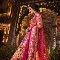 Untuk membuat Lukisan Jayasri jadi sorotan utama pada gaunnya,  12 panel lehenga dilukis dengan tangan di atas kanvas Italia. Foto: Instagram/@rheakapoor