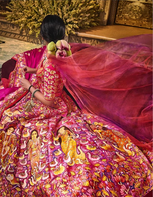 Busana dipercantik dengan sulaman tangan Zardozi emas asli yang dikerjakan sangat telaten dan mendetail oleh para perngrajin. Sementara tebaran payet berkilauan menambah kemegahan dari busana pengantin. Foto: Instagram/@rheakapoor