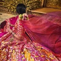 Busana dipercantik dengan sulaman tangan Zardozi emas asli yang dikerjakan sangat telaten dan mendetail oleh para perngrajin. Sementara tebaran payet berkilauan menambah kemegahan dari busana pengantin. Foto: Instagram/@rheakapoor