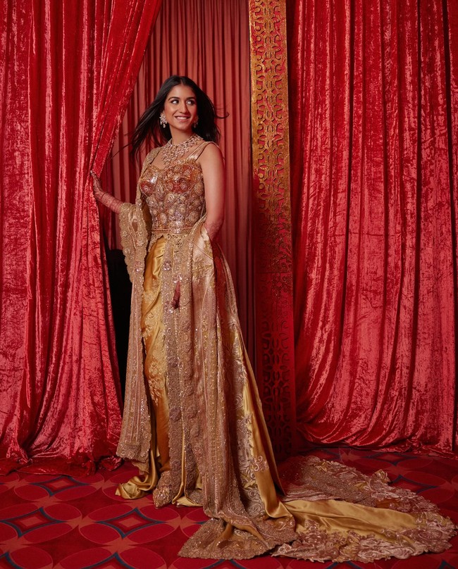 Meski begitu, penampilannya tetap mengedepankan unsur tradisional karya dipadukan dengan kain sari couture. Foto: Instagram @rheakapoor