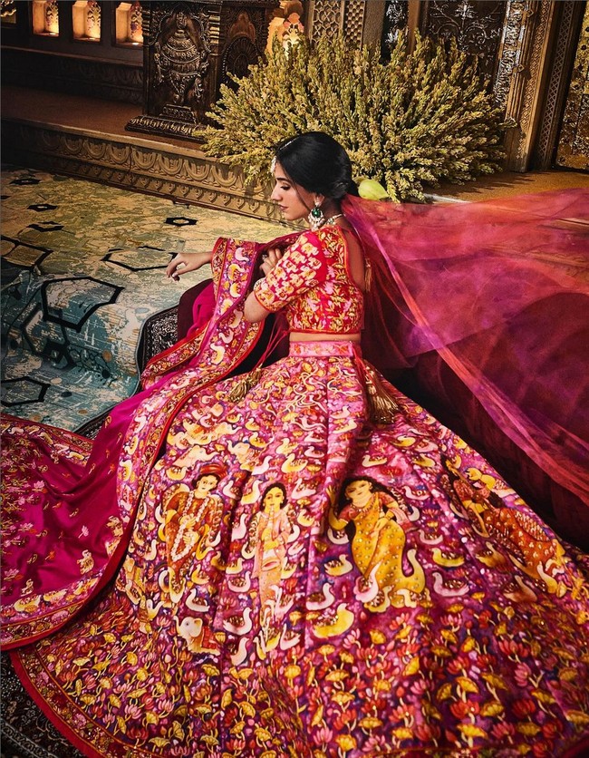 Sosok manusia yang dilukis di atas rok lebar mewakili pasangan yang sudah lama menjalin hubungan dan akhirnya mengikat janji suci. Lukisan juga menampilkan gambar fauna yang menggambarkan kecintaan Anant terhadap hewan, khususnya gajah yang dianggap sakral dan cantik. Foto: Instagram/@rheakapoor