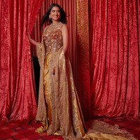 Meski begitu, penampilannya tetap mengedepankan unsur tradisional karya dipadukan dengan kain sari couture. Foto: Instagram @rheakapoor