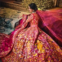 Sosok manusia yang dilukis di atas rok lebar mewakili pasangan yang sudah lama menjalin hubungan dan akhirnya mengikat janji suci. Lukisan juga menampilkan gambar fauna yang menggambarkan kecintaan Anant terhadap hewan, khususnya gajah yang dianggap sakral dan cantik. Foto: Instagram/@rheakapoor