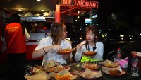 Bella dan Gerry juga pernah mencicipi pedasnya sate taichan di kawasan Radio Dalam. Yaitu Taichan Yado yang menawarkan sate dengan sambal pedas, juga ada mie taichan yang berlumuran sambal. Foto: YouTube