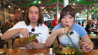 Belum lama ini, mereka juga mengunjungi Sego Sambel. Restoran itu milik King Abdi dan Viki Negoro. Keduanya kalap menikmati nasi tempong dengan aneka lauk yang pedasnya bikin jontor. Foto: YouTube