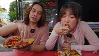 Bella dan Gerry tampak melakukan mukbang makanan pedas berupa nasi cikur dengan aneka lauk ayam goreng, ati ampela, hingga telur dadar. Sambalnya pedas sedap, pilihannya ada sambal tempong hingga sambal cumi. Foto: YouTube