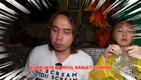 Bella dan Gerry juga pernah mencoba seblak dengan cita rasa pedas mematikan. Bagaimana tidak? Mereka membelinya dengan 12 centong sambal. Kuahnya mlekoh kental dengan rasa pedas yang menggugah selera. Foto: YouTube
