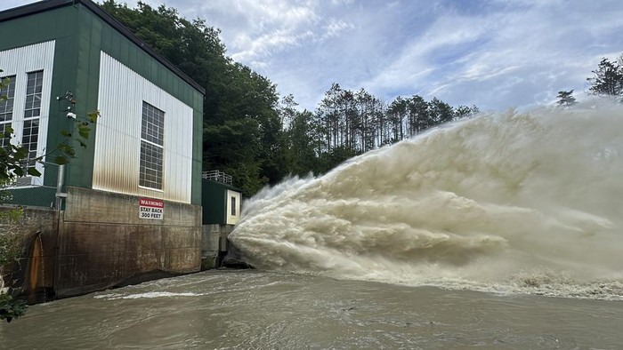 Bendungan di wilayah Vermont jebol usai dihantam badai beryl. Jebolnya bendungan itu memicu banjir di wilayah sekitarnya.