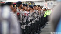 Sejumlah anggota kepolisian melaksanakan apel Gelar Pasukan Operasi Patuh Jaya 2024, di Lapangan Presisi Polda Metro Jaya, Jakarta Utara, Senin (15/7/2024).