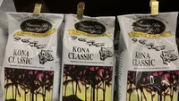 Kona Coffee dihasilkan oleh distrik Kona di Hawaii yang memiliki hembusan angin lembut dan hujan rintik setiap sore hari. Kekayaan mineral dari gunung berapinya menghasilkan kopi yang dijual seharga Rp 566.000 per 500 gram. Foto: Wealthy Gorilla