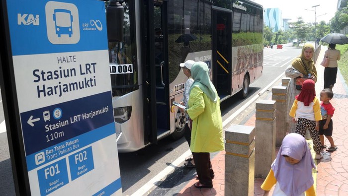 Biskita Trans Depok Mulai Beroperasi, Gratis 6 Bulan Sejumlah penumpang duduk di dalam angkutan BISKITA Trans Depok, Kota Depok, Jawa Barat, Senin (15/7/2024). Pemerintah Kota Depok bekerja sama dengan Badan Pengelola Transportasi Jabodetabek (BPTJ) dan Kementerian Perhubungan mengoperasikan 15 bus BISKITA Trans Depok secara gratis selama enam bulan dan beroperasi dari pukul 05.00 hingga 21.00 WIB dengan total 48 titik perhentian serta total jarak lintasan 34 kilometer. ANTARA FOTO/Yulius Satria Wijaya/foc.