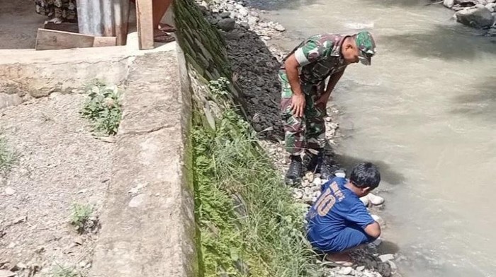 Bocah SD di Luwu menemukan granat aktif saat mandi di sungai.