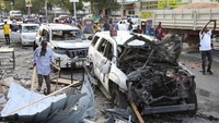 Bom tersebut menghancurkan 10 mobil dan merusak beberapa bangunan di dekatnya, di kawasan yang dijaga ketat di dekat Istana Kepresidenan.  
