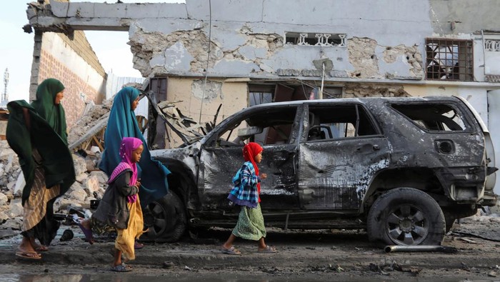 Bom Mobil Gegerkan Somalia, 5 Orang Tewas People gather near the wreckages of vehicles destroyed at the scene of an explosion outside a restaurant where patrons were watching the final of the Euro 2024 football tournament on TV, in Bondhere district of Mogadishu, Somalia July 15, 2024. REUTERS/Feisal Omar