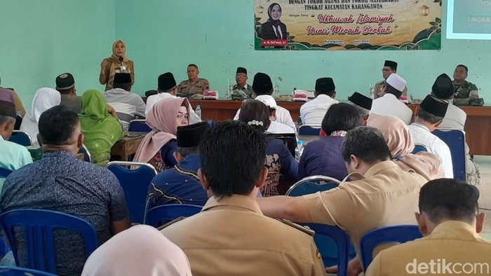 Bupati Demak Eistianah hadiri forum ulama dan umara tingkat Kecamatan Karangawen di Balai Desa Brambang, Senin (15/7/2024).