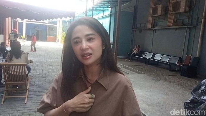 Dewi Perssik saat ditemui di kawasan Jakarta.