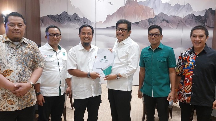 Eks Gubernur Sulsel, Andi Sudirman Sulaiman mengembalikan formulir penjaringan cakada di DPW PKB Sulsel.