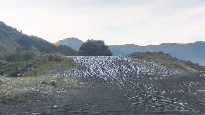 Fenomena embun es di kawasan Gunung Bromo.