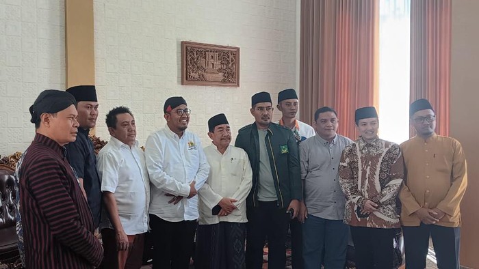 foto bersama para ketua parpol bersama Bupati Achmad Fauzi dikediaman Bupati di Torbang Batuan.