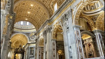 Interior St Peter oleh Giovanni Paolo Panini (1760) Sedikit yang telah berubah di sini sejak 1760, tetapi hal yang aneh tentang lukisan Panini — dan begitu banyak seni — adalah perspektifnya yang mustahil. Pandangan Panini yang dimanipulasi bukanlah sesuatu yang bisa dilihat oleh mata atau kamera. Foto: x.com/@culturaltutor via Boredpanda