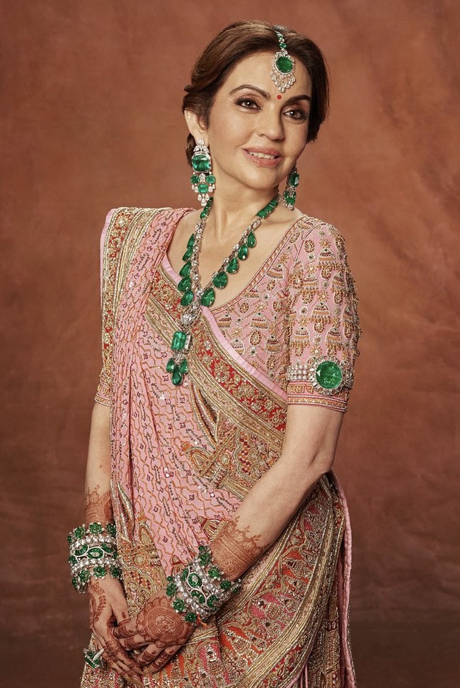 Tak hanya kalung, aksesori lain seperti kalung, anting, cincin, hingga tikka (hiasan kepala wanita India) juga serba zamrud. Tidak ada info resmi terkait harga perhiasan karya artisan Viren Bhagat itu, tapi banyak yang prediksi bisa mencapai triliunan rupiah. (Foto: Instagram/@abujanisandeepkhosla)