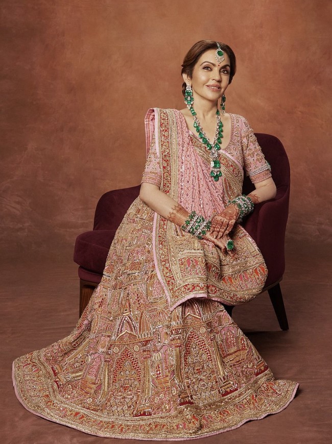 Perhiasan penuh batu zamrud menjadi andalan Nita untuk penampilan berikutnya. Kalung dengan zamrud berukuran besar itu menyerupai kalungnya di acara pra-pernikahan Anant pada Maret lalu. Harganya ditaksir mencapai Rp 950 miliar dan berujung viral. (Foto: Instagram/@abujanisandeepkhosla)