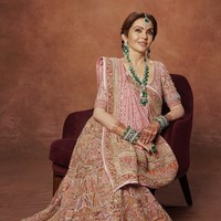 Perhiasan penuh batu zamrud menjadi andalan Nita untuk penampilan berikutnya. Kalung dengan zamrud berukuran besar itu menyerupai kalungnya di acara pra-pernikahan Anant pada Maret lalu. Harganya ditaksir mencapai Rp 950 miliar dan berujung viral. (Foto: Instagram/@abujanisandeepkhosla)