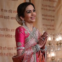 Penampilan Nita Ambani yang bermandikan kilauan berlian kembali berlanjut pada hari terakhir, Minggu (14/7/2024). Perhiasan mewah tersebut menemani baju saree berwarna kemerahmudaan. (Foto: Raju Shinde/Hindustan Times via Getty Images)