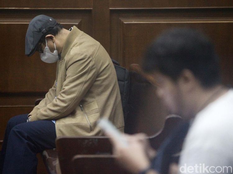 Gazalba Saleh Terus Menunduk Saat Disidang