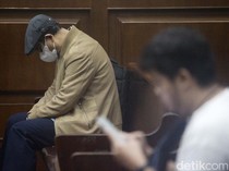 Gazalba Saleh Terus Menunduk Saat Disidang