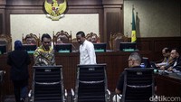 Sidang lanjutan Hakim Agung nonaktif itu beragenda mendengarkan 3 orang saksi yakni (kiri-kanan) Kepala Desa Kedung Losari, Jombang Muhammad Hani, pengusaha Jawahirul Fuad dan karyawan hotel Andi Bagistaf Kodek.   
