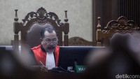 Hakim mencecar saksi Jawahirul Fuad terkait penggunaan uang Rp 650 juta yang diserahkan kepada pengacara bernama Ahmad Riyadh. Jawahirul mengaku tidak mengetahui uang tersebut.  
