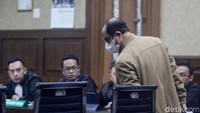 Gazalba didakwa menerima gratifikasi dan melakukan tindak pidana pencucian uang. Gazalba didakwa menerima gratifikasi secara bersama-sama senilai Rp 650 juta. Jaksa KPK mengatakan gratifikasi itu diterima Gazalba dari Jawahirul Fuad terkait perkara kasasi Nomor 3679 K/PID.SUS-LH/2022. Jawahirul merupakan pemilik usaha UD Logam Jaya yang mengalami permasalahan hukum terkait pengelolaan limbah B3 tanpa izin dan diputus bersalah dengan vonis 1 tahun penjara.  