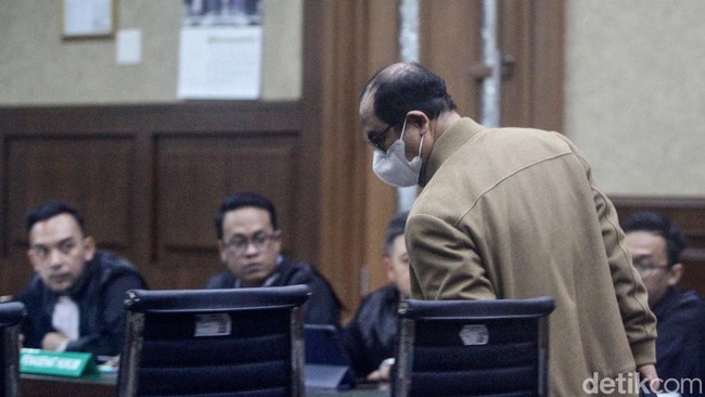 Gazalba Saleh Terus Menunduk Saat Disidang