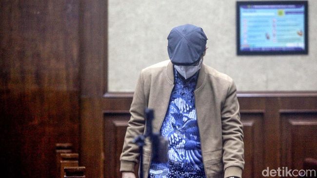 Gazalba Saleh Terus Menunduk Saat Disidang