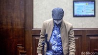 Gazalba juga didakwa melakukan TPPU. Dalam dakwaan TPPU ini, jaksa awalnya menjelaskan Gazalba Saleh menerima uang dari sejumlah sumber. Pertama, Gazalba disebut menerima USD 18.000 atau Rp 200 juta yang merupakan bagian dari total gratifikasi Rp 650 juta saat menangani perkara kasasi Jawahirul Fuad.  