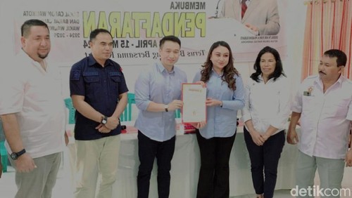 Cristian Widodo bersama Serena Francis menunjukkan rekomendasi DPP Partai Gerindra di DPC Gerindra Kota Kupang.
Foto: Simon Selly / detikBali.