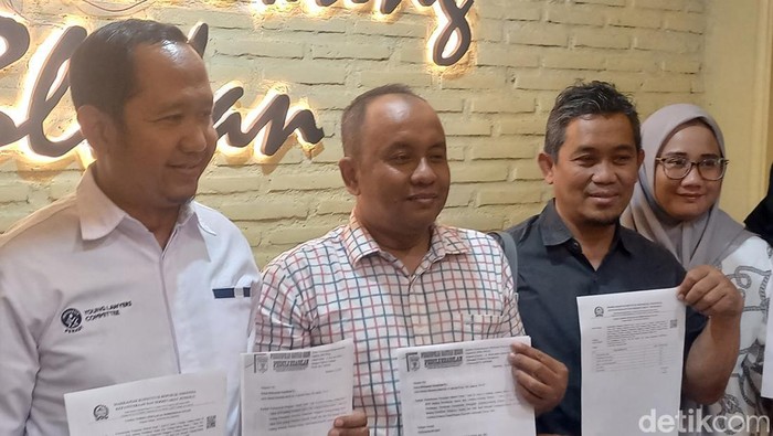 Arif Sahudi (kedua dari kiri) dan Tim, saat menunjukan pengajuan gugatan uji materi penghitungan usia Cagub ke Mahkamah Konstitusi, di Rumah Makan Ayam Betutu Bli Yani Solo, Senin (15/7/2024).