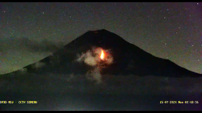 Gunung Semeru erupsi