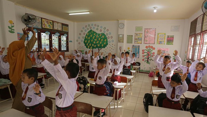 Hari ini anak-anak di berbagai daerah memulai hari pertama mereka bersekolah. Begini potretnya.