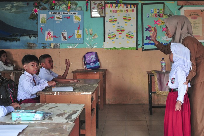 Hari ini anak-anak di berbagai daerah memulai hari pertama mereka bersekolah. Begini potretnya.