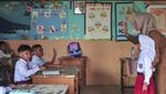 Potret Hari Pertama Sekolah di Berbagai Daerah