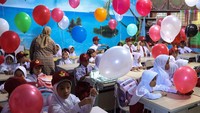 Sejumlah peserta didik Sekolah Dasar (SD) membawa balon saat hari pertama masuk sekolah di SD Negeri Sudirman, Makassar, Sulawesi Selatan, Senin (15/7/2024). Hari pertama masuk sekolah tahun ajaran 2024/2025 itu dimulai dengan masa pengenalan lingkungan sekolah (MPLS) bagi peserta didik baru untuk mengenalkan tata tertib, budaya dan seluruh komponen sekolah. ANTARA FOTO/Arnas Padda.  