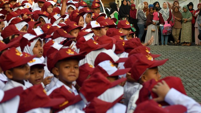 Hari ini anak-anak di berbagai daerah memulai hari pertama mereka bersekolah. Begini potretnya.