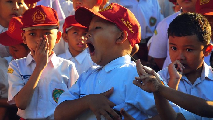 Hari ini anak-anak di berbagai daerah memulai hari pertama mereka bersekolah. Begini potretnya.