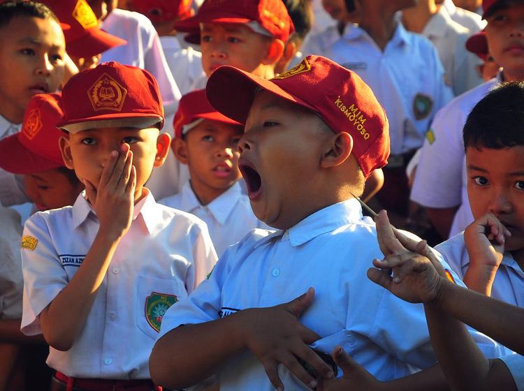 Potret Hari Pertama Sekolah di Berbagai Daerah