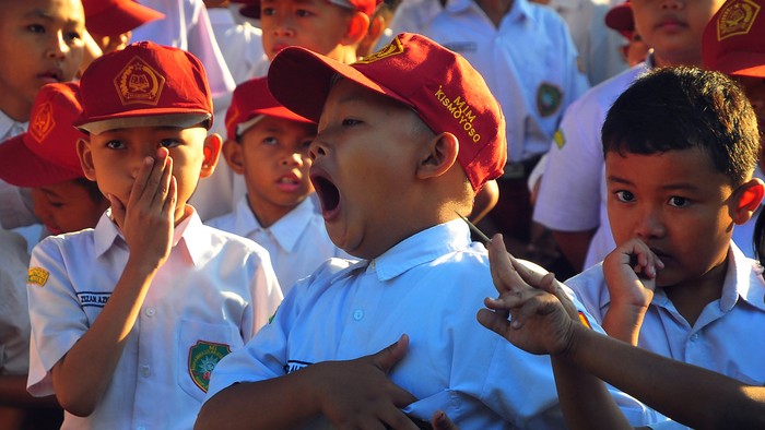 Seorang siswa menguap saat mengikuti apel pengenalan siswa baru di Madrasah Ibtidaiyah (MI) Muhammadiyah, Kismoyoso, Ngemplak, Boyolali, Jawa Tengah, Senin (15/7/2024). Hari pertama masuk sekolah tahun ajaran baru 2024-2025 yang dimulai serentak, para siswa kembali beraktivitas mengikuti pelajaran usai libur panjang. ANTARA FOTO/Yusuf Nugroho