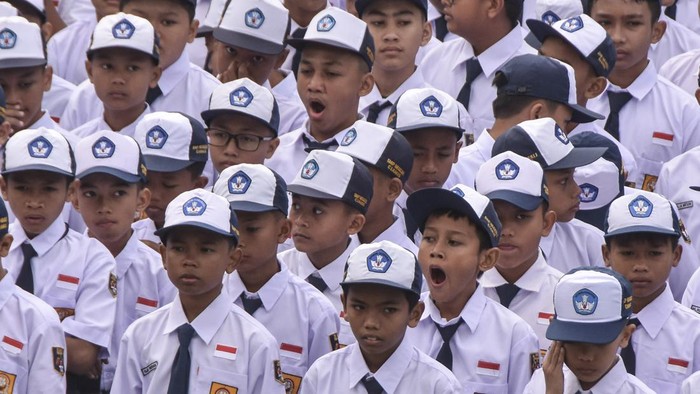 Sejumlah peserta didik baru mengikuti upacara bendera saat Masa Pengenalan Lingkungan Sekolah (MPLS) di SMP Negeri 1 Ciamis, Kabupaten Ciamis, Jawa Barat, Senin (15/7/2024). Hari pertama masuk sekolah tahun ajaran 2024/2025 dimulai dengan masa pengenalan lingkungan sekolah (MPLS) selama tiga hari untuk mengenalkan tenaga pendidik dan tata tertib kepada siswa baru. ANTARA FOTO/Adeng Bustomi