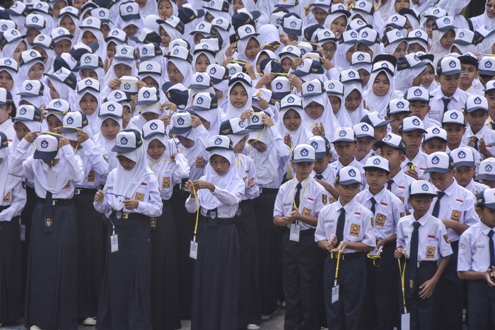 Hari ini anak-anak di berbagai daerah memulai hari pertama mereka bersekolah. Begini potretnya.
